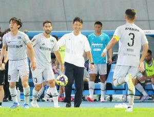 川崎F対福岡　後半、笑顔を見せる福岡金明輝監督(中央)(撮影･江口和貴)