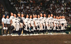 青藍泰斗対佐賀北　青藍泰斗にサヨナラ勝利し、校歌を斉唱する佐賀北ナイン(撮影･岩下翔太)