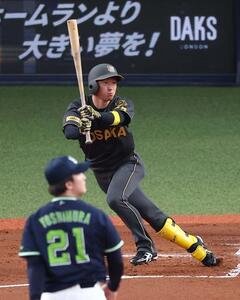阪神対ヤクルト　1回裏阪神無死、近本は二塁打を放つ(撮影･上田博志)