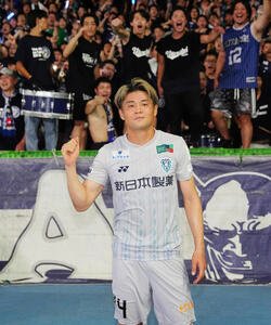 川崎F対福岡　試合後、写真に納まる福岡名古(撮影･江口和貴)