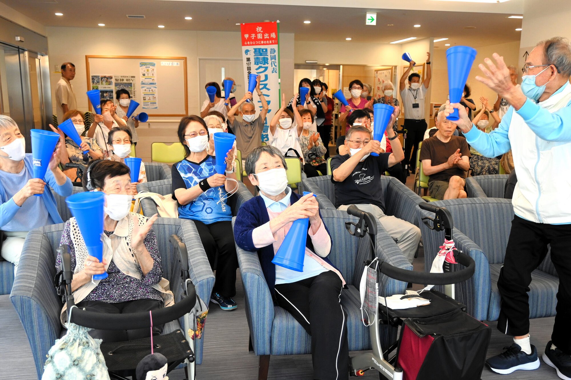 聖隷クリストファーの甲子園初勝利を喜ぶお年寄り=2025年8月9日午後0時40分、浜松市浜名区細江町中川、青田秀樹撮影