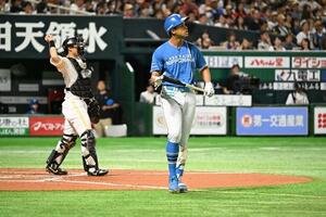 ソフトバンク対日本ハム　7回表日本ハム無死、万波は四球を選ぶ(撮影･林敢治)