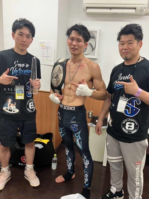 試合後、自らのインスタグラムに写真をアップし｢3ラウンドTKO勝ち！防衛しました！！笠原くん本当に強かった　ありがとうございました！！｣と書き込んだイモト･ボルケーノ