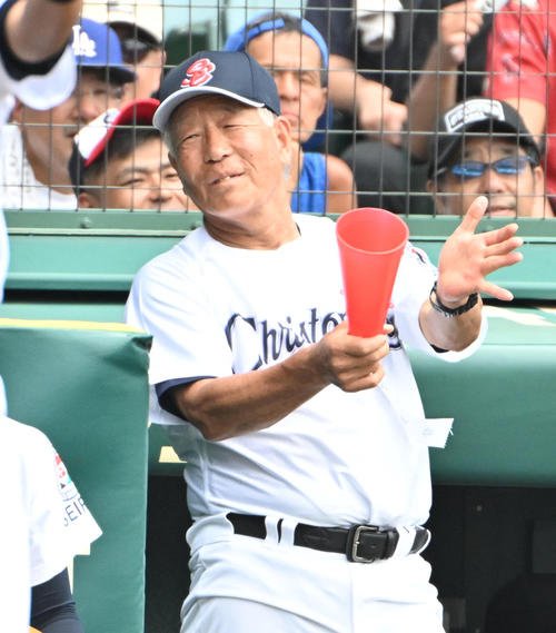 聖隷クリストファー対明秀学園日立　8回表聖隷クリストファー1死一、三塁　谷口理一のスクイズに拍手をする聖隷クリストファーの上村敏正監督(撮影･石井愛子)