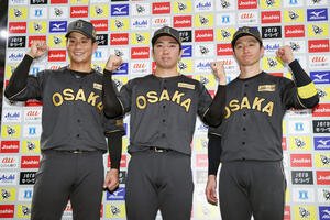 阪神対ヤクルト　お立ち台でガッツポーズする、左から阪神木浪、石井、近本(撮影･前田充)