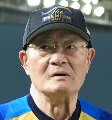 ザ･プレミアム･モルツ球団対ドリーム･ヒーローズ　試合前の練習を見守るザ･プレミアム･モルツ球団張本GM(2025年8月4日撮影)