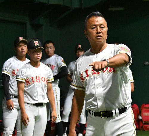 選手らに指示をする日大山形の荒木準也監督(右)(撮影･石井愛子)