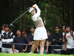 北海道meijiカップ　第2日目　4番、ティーショットを放つ山下(撮影･黒川智章)