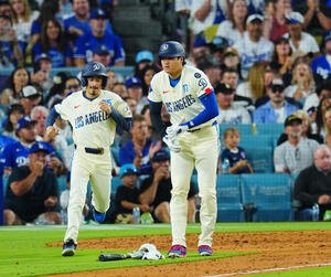 ドジャース対ブルージェイズ　6回裏ドジャース無死二、三塁、申告敬遠で出塁する大谷(撮影･垰建太)