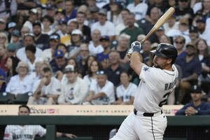 レイズ戦の3回、44号ソロを放つマリナーズのカル･ローリー(AP)