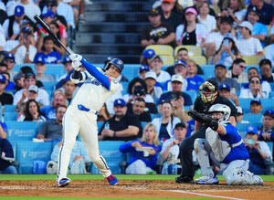 ドジャース対ブルージェイズ　5回裏ドジャース1死、ソロ本塁打を放つ大谷(撮影･垰建太)