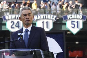 永久欠番のボードを背にスピーチするイチロー氏(AP)