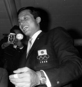 68年10月　メキシコ五輪サッカーで銅メダルを獲得し帰国した釜本