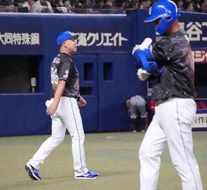 【中日】飛び出した二塁走者を挟殺プレーでアウトできず、直後に同点3ラン｢計算外｣井上監督