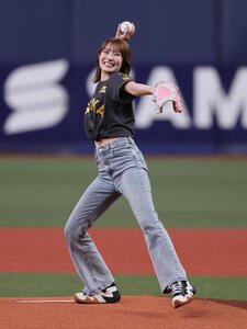 【阪神】NMB48小嶋花梨が始球式でワンバウンド投球｢一番きれいに｣首位独走で｢雅さんが…｣