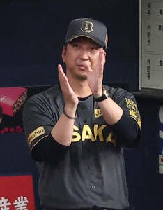 阪神対ヤクルト　8回裏阪神1死三塁、適時打を放った高寺に拍手を送る藤川監督(撮影･上田博志)