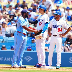 ドジャース対ブルージェイズ　2回裏ドジャース1死二塁、申告敬遠で出塁した大谷(中央)はゲレロ(左)から声をかけられ笑顔を見せる(撮影･垰建太)