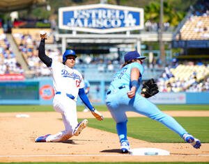 ドジャース対ブルージェイズ　6回裏ドジャース2死一、二塁、三盗を狙うもアウトとなる大谷(左)(撮影･垰建太)