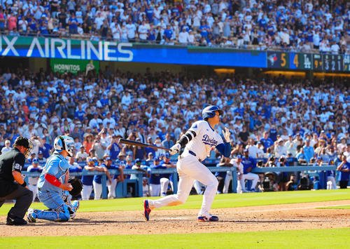ドジャース対ブルージェイズ　9回裏ドジャース1死満塁、空振り三振に倒れる大谷(撮影･垰建太)