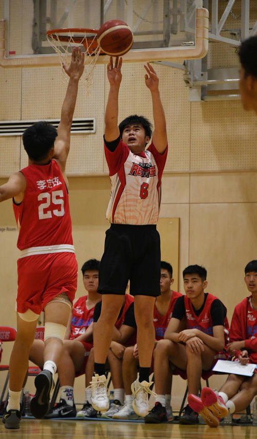 第3Q、開志国際の高橋がこの試合自身3本目の3点シュートを決める