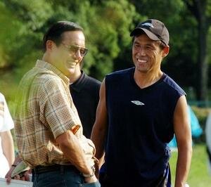 06年8月、練習後のG大阪の西野監督(右)と談笑する釜本邦茂氏