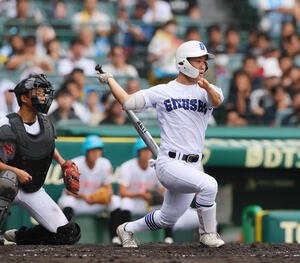 日大山形対県岐阜商　5回裏県岐阜商2死二塁、横山は右前適時打を放つ(撮影･上山淳一)