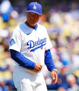 ドジャース対ブルージェイズ　渋い表情のドジャースのロバーツ監督(撮影･垰建太)