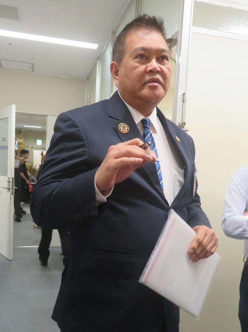 報道陣の取材に応じるWBOアジア･パシフィック連盟会長のレオン･パノンシロ氏