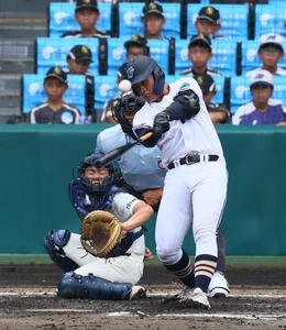 高川学園対未来富山　2回表高川学園無死、遠矢は右越えに本塁打を放つ(撮影･藤尾明華)