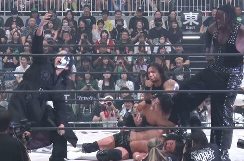 モリス(下)をリンチした後、記念写真を撮るチーム2000Xの(左から)ヨシ･タツ、OZAWA、ダガ、ヌル(レッスルユニバース配信から)