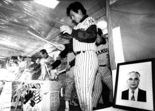 85年日本シリーズの阪神優勝で中埜社長の遺影が見守る中、祝勝会が始まった。中央は真弓