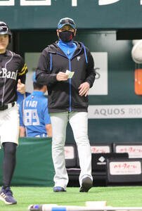 ソフトバンク対日本ハム　審判に選手交代を告げる新庄監督(撮影･梅根麻紀)