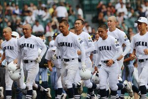 東海大熊本星翔対北海　東海大熊本星翔に敗れた北海ナインはあいさつをかわしベンチに戻る(撮影･上山淳一)