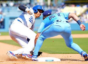 ドジャース対ブルージェイズ　6回裏ドジャース2死一、二塁、三盗を狙うもアウトとなる大谷(左)(撮影･垰建太)
