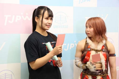 抽選会で渡辺未詩(左)をにらみつける中島翔子