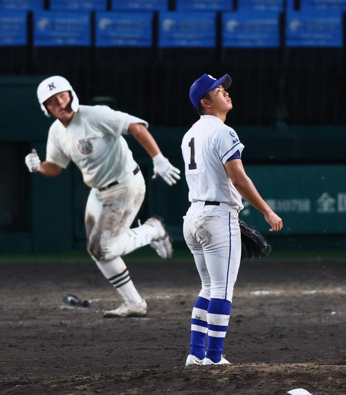 豊橋中央対日大三　8回裏日大三無死、田中に勝ち越し本塁打を浴びる高橋(撮影･藤尾明華)