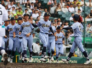 東海大熊本星翔対北海　北海に勝利し歓喜する東海大熊本星翔ナイン(撮影･上山淳一)