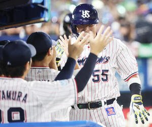 ヤクルト対DeNA 3回裏ヤクルト無死、右越え本塁打を放ち喜ぶ村上(撮影･野上伸悟)