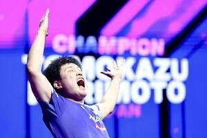 王楚欽に勝利し優勝を果たし、歓喜の雄たけびを上げる張本(撮影･河田真司)