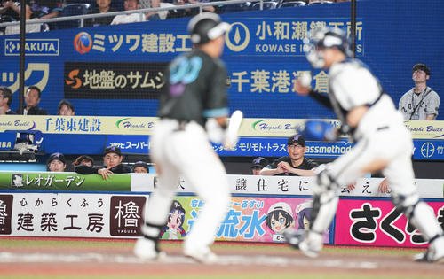 ロッテ対オリックス　10回裏ロッテ2死三塁、池田が空振り三振に倒れ、ぼうぜんとする吉井監督(右奥)(撮影･鈴木みどり)