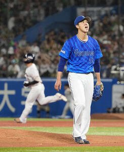 ヤクルト対DeNA 3回裏ヤクルト無死一塁、DeNA先発の平良は内山壮(左)に左越えの2点本塁打を許す(撮影･小沢裕)