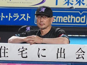 ロッテ対オリックス　ベンチから試合を見るロッテ吉井理監督(撮影･鈴木みどり)