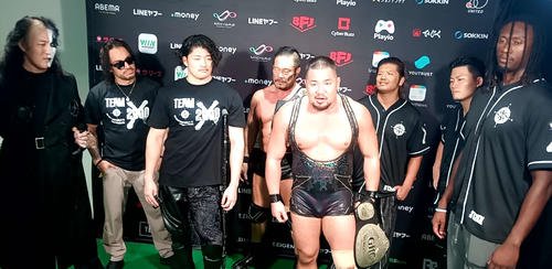 GHCタッグ王座戦の後に気勢を上げるチーム2000Xの(左から)ヨシ･タツ、ダガ、OZAWA、杉浦貴、マサ北宮、タダスケ、オオワダサン、ヌル
