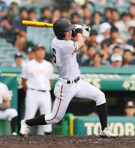 日大山形対県岐阜商　4回表日大山形1死、岩下は遊内野安打を放つ(撮影･上山淳一)