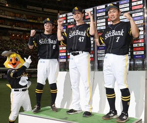 ソフトバンク対日本ハム　ヒーローになった左から牧原大、大関、中村はガッツポー^ズ(撮影･梅根麻紀)