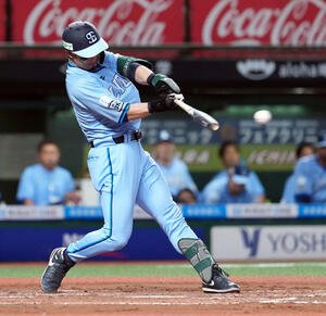 西武対楽天　10回裏西武2死満塁、サヨナラ打を放つ外崎(撮影･たえ見朱実)