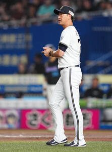 ロッテ対オリックス　6回裏途中で先発寺西の降板を告げにマウンドへ向かうオリックス岸田監督(撮影･鈴木みどり)