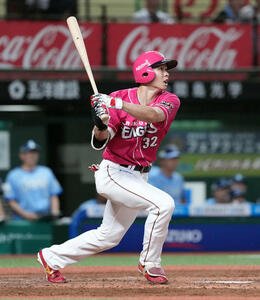 西武対楽天　5回表楽天無死、右越えにソロ本塁打を放つ中島(撮影･たえ見朱実)