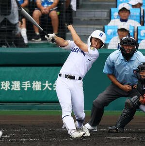 日大山形対県岐阜商　5回裏県岐阜商1死二塁、横山は右前適時打を放ち同点とする(撮影･加藤哉)