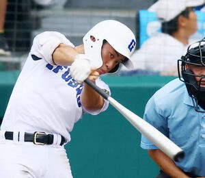日大山形対県岐阜商　8回裏県岐阜商無死、横山は左前打を放つ(撮影･加藤哉)